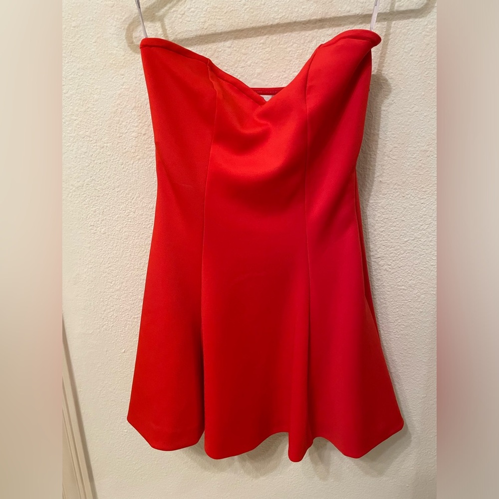 Súper cute red dress! Designer and extremely flattering!